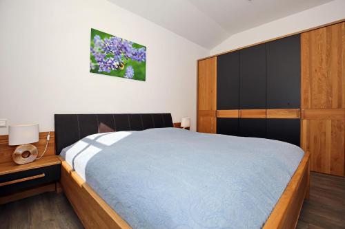 海利根达姆Residenz von Flotow Wohnung 17的一间卧室配有一张大床和木制床头板