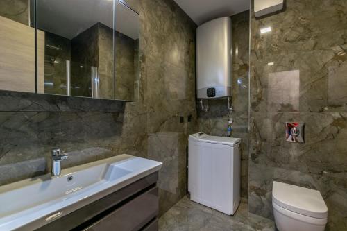 斯普利特Empress apartment的浴室配有盥洗盆、卫生间和浴缸。
