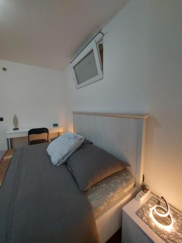 杜布罗夫尼克Studio apartment Portofino的一间卧室配有一张床、一个窗口和一张书桌