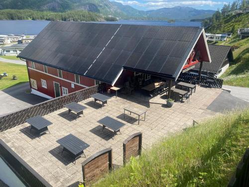 赛尔尤尔Garvikstrondi Camping的建筑的顶部景观,上面有太阳能电池板