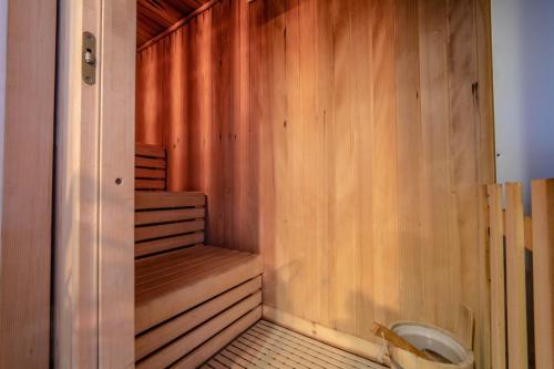 尚波吕克阿尔贝戈潘塔哲比恩酒店的一间木制桑拿房,内设厕所