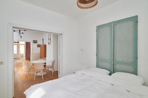 德帕内Appartement La Cabane的卧室配有2张白色的床和桌子