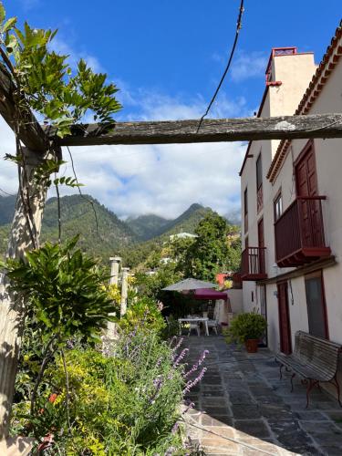 圣克鲁斯-德拉帕尔马Casa Ayane的从房子的庭院中可欣赏到美景