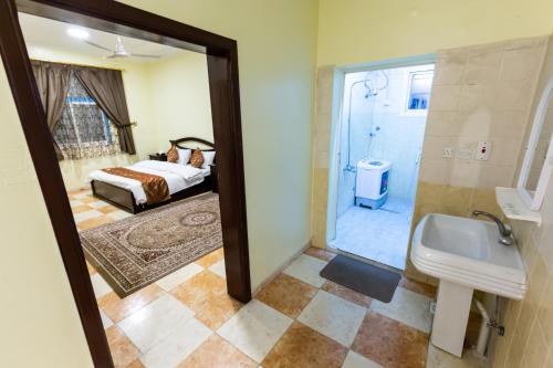 巴哈العييري للوحدات المفروشة الباحة3的配有床、淋浴和盥洗盆的浴室