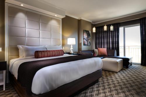 查尔斯湖查尔斯湖金块酒店的一间带大床的大卧室和一间客厅