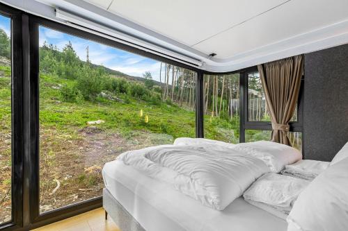 松达尔Sogndal Fjordpanorama - The atmosphere的一张位于带大窗户的房间内的床铺