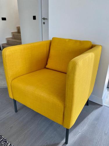 安塔利亚Villa Brothers Kemer的客厅里一张黄色椅子