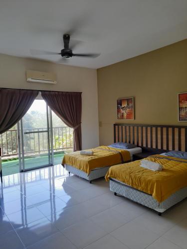 万津5pax Gold Coast Morib Resort - Banting Sepang KLIA Tanjung Sepat的一间卧室设有两张床和大窗户