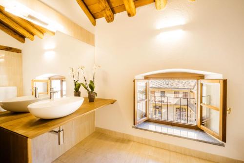 奥斯塔Alp Apartments - Xavier的一间带两个盥洗盆和窗户的浴室