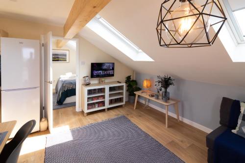DraycottScandi-luxe Studio, with wood fired hot tub的客厅设有拱形天花板和天窗