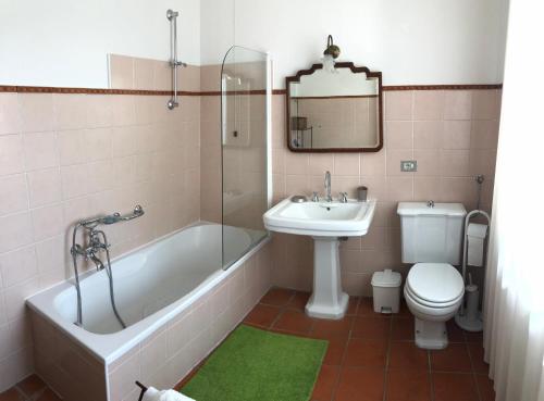 卡内利Agriturismo La Casa in Collina的带浴缸、盥洗盆和卫生间的浴室