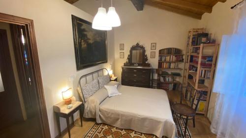 斯培西亚La casa di Alice的一间卧室配有一张床和一个梳妆台