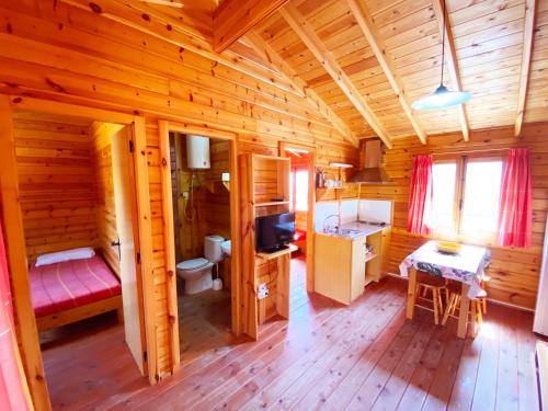 佩尼斯科拉费雷尔营地简易别墅的小木屋设有卧室和浴室