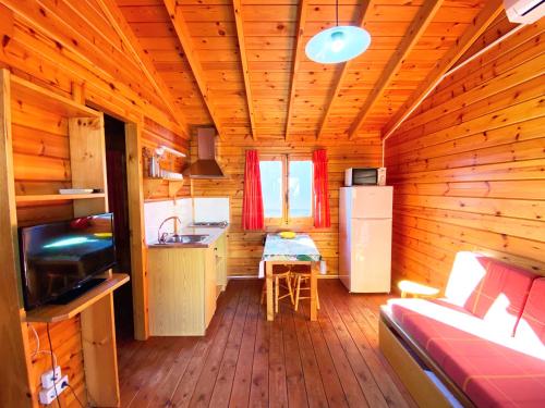 佩尼斯科拉费雷尔营地简易别墅的小屋设有厨房和桌子