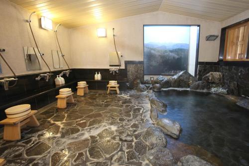高山四反田日式旅馆的一间带水池和卫生间的浴室