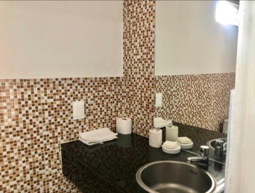 莫索罗FlatStudio01 em condomínio residencial na Nova Betânia的一间带水槽和镜子的浴室