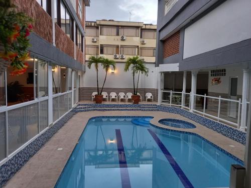 比亚维森西奥Hotel Napolitano的一座建筑物中央的游泳池