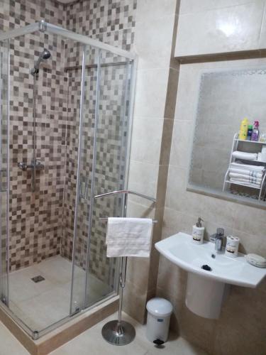 马拉喀什Agréable appartement au coeur de Guéliz, Marrakech的带淋浴和盥洗盆的浴室
