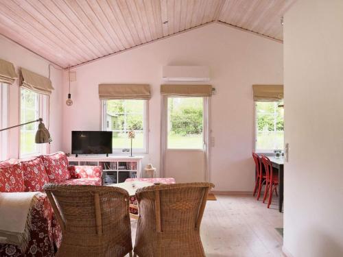 吉利勒杰6 person holiday home in Dronningm lle的客厅配有沙发和桌椅