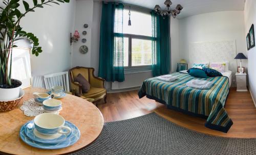 拉彭兰塔萨尔帕哈维公寓式酒店的一间卧室配有床和一张桌子,上面有盘子