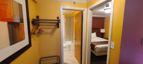 安吉利斯港皇家维多利亚式汽车旅馆 的走廊通往带床和浴室的客房