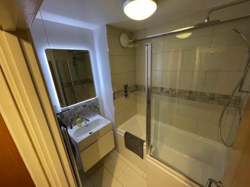 SurbitonSpacious 2-Bedroom Flat Near Surbiton Station的一间带水槽和淋浴的浴室