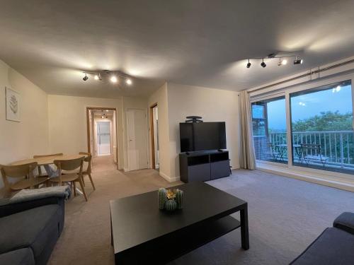 SurbitonSpacious 2-Bedroom Flat Near Surbiton Station的客厅配有沙发和桌子