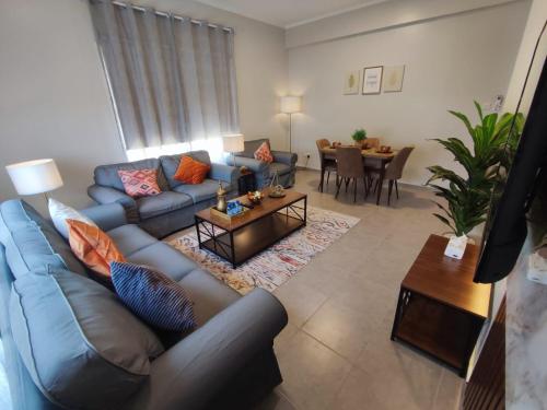 阿卜杜勒国王经济城العبير شقة فندقية的客厅配有蓝色的沙发和桌子