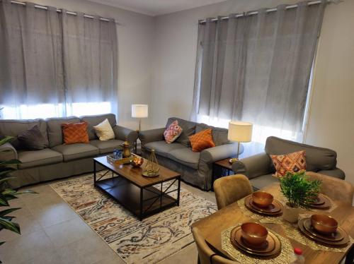 阿卜杜勒国王经济城العبير شقة فندقية的客厅配有沙发和桌子