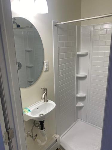 威尔伍德克拉斯特Yankee Clipper Resort Motel的一间带水槽和镜子的浴室