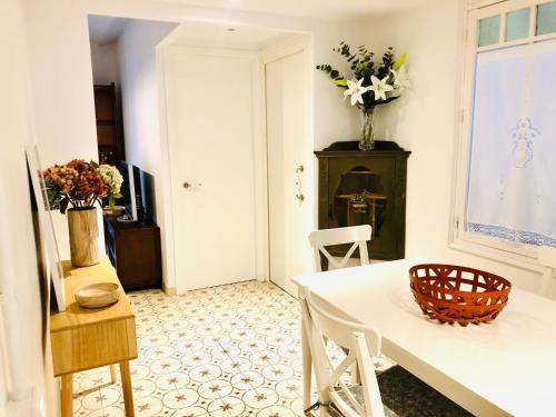 奥洛特Precioso piso en el centro neurálgico de Olot的客厅配有白色的桌子和椅子