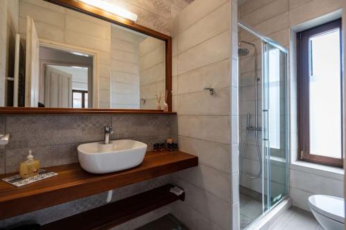 阿尔加拉斯蒂Ιkia Zmas的一间带水槽和玻璃淋浴的浴室