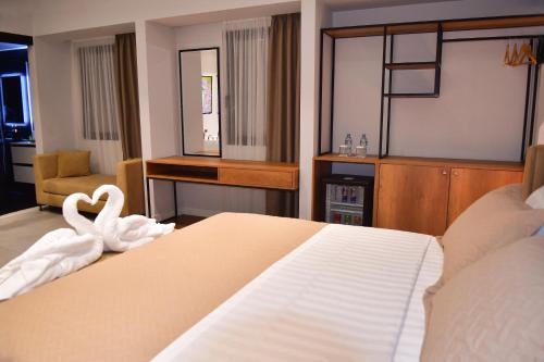 地拉那313 Villa City Center Hotel的一间卧室配有一张带天鹅的床