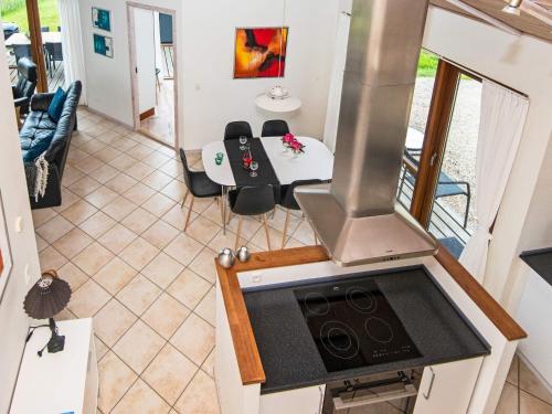 托斯明德8 person holiday home in Ulfborg的享有空中景致,设有带炉灶和桌子的厨房。