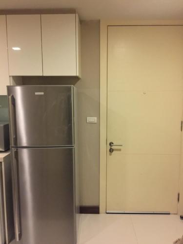 MakkasanLivat5r1042的门廊厨房里的不锈钢冰箱