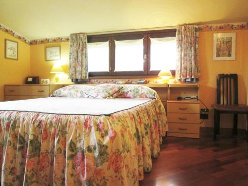 卡斯特尔迪拉马皮切诺住宿加早餐旅馆的一间卧室设有一张床和一个窗口