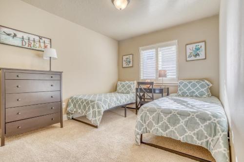 本德East Bend Beauty的一间卧室配有两张单人床和一个梳妆台