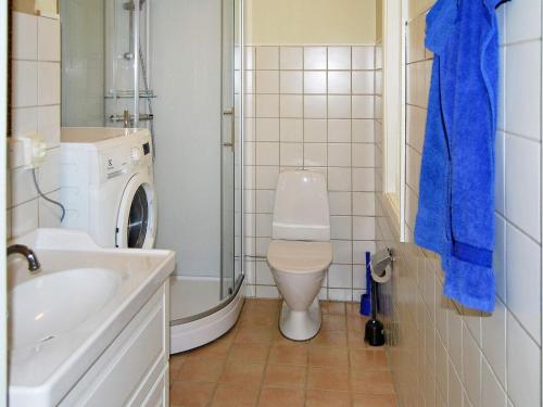 VankivaHoliday home VANKIVA的浴室配有卫生间、盥洗盆和洗衣机。
