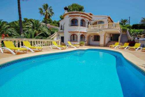 莫莱拉Rondel - sea view villa with private pool in Costa Blanca的别墅前设有游泳池