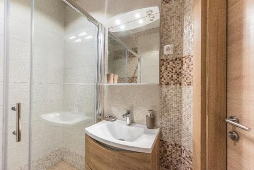 马卡尔斯卡Apartment J&J的一间带水槽和淋浴的浴室