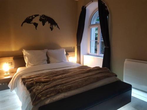 隆勒索涅Appartement vue panoramique, sur les hauteurs de Lons的一间卧室设有一张大床和一个窗户。