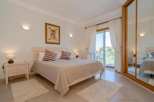 Beautiful Villa on Boavista Golf Resort - Daily Service & Spa Access客房内的一张或多张床位