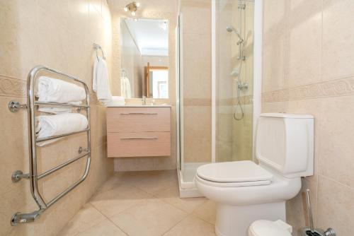 Beautiful Villa on Boavista Golf Resort - Daily Service & Spa Access的一间浴室