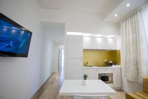 贝拉里亚-伊贾马里纳Miami Suite的一间白色的厨房,在房间内配有桌子