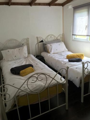 比尔斯韦尔斯Pheasant Lodge的卧室内两张并排的床