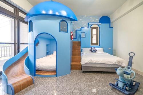 罗东镇好萌oh爸亲子民宿的一间儿童卧室,带蓝色的游戏房