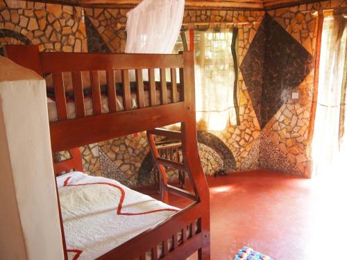 Songota Falls Lodge客房内的一张或多张双层床