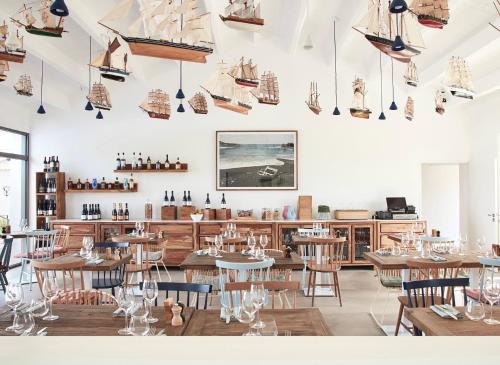 勒德耶乌Les Hautes Mers的一间设有木桌和椅子的餐厅