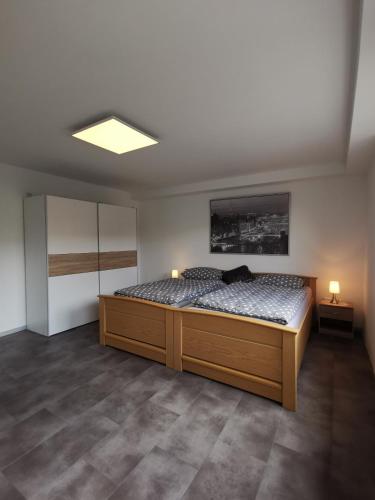 雷姆沙伊德Moderne Wohnung mit Terrasse und eigenem Zugang.的一间卧室配有一张大床,两盏灯