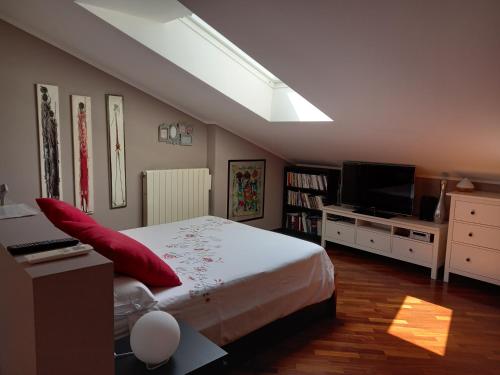 博拉泰La mansarda di Mi&Lo junior suite的一间卧室配有一张大床和电视